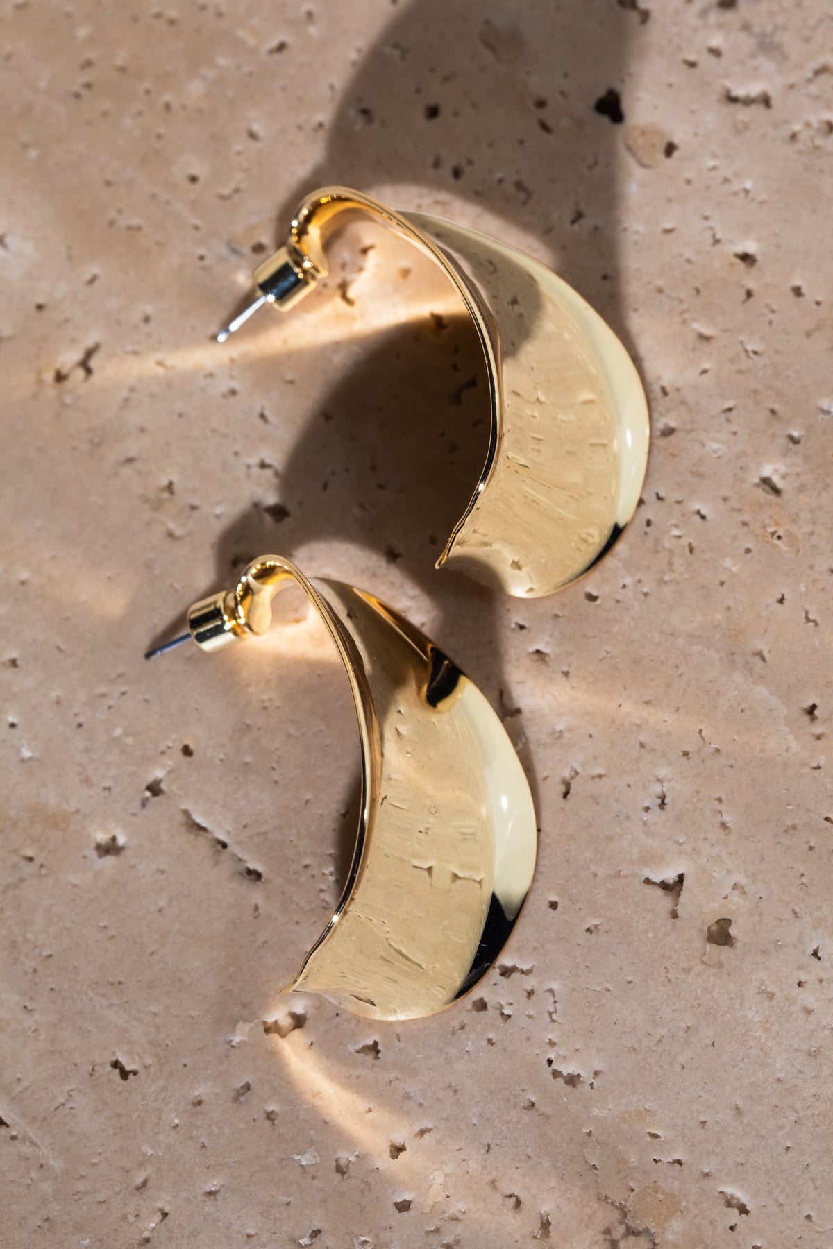 Gold Curve Twisted Hoop